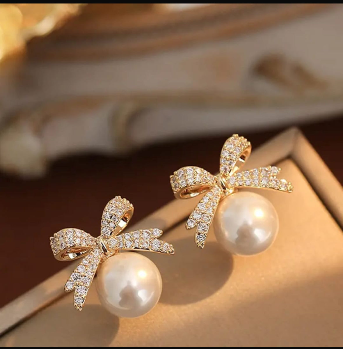 Bow pearl stud earnings