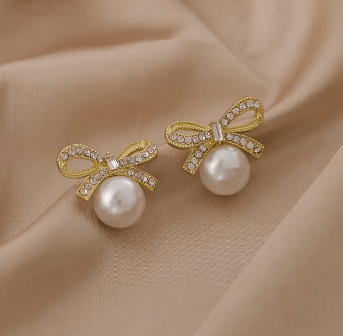 Bow pearl with diamond crystal earning