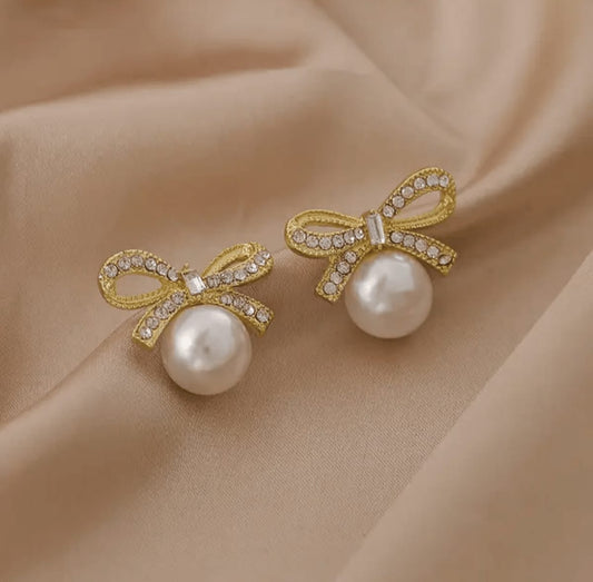 Bow pearl with diamond crystal earning